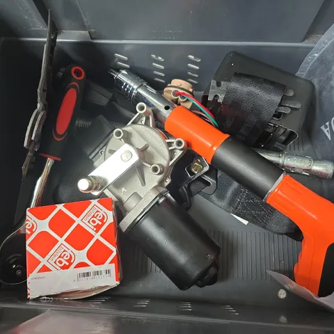 APPROXIMATELY 6 ASSORTED VEHICLE PARTS & ACCESSORIES TO INCLUDE MINI SILENCING FIXER, WASHER PUMP, SEATBELT, ETC