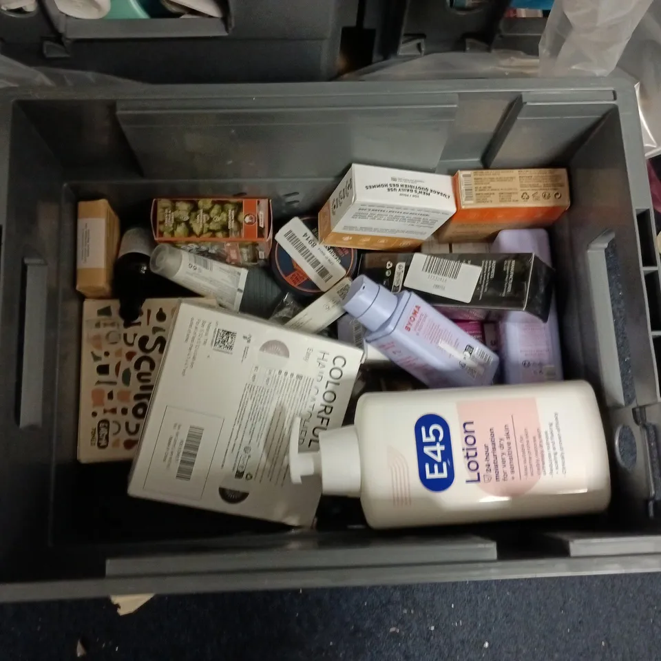 APPROXIMATEY 20 ASSORTED HEALTH AND BEAUTY PRODUCTS TO INCLUDE - E45 LOTION - GIVE ME CONDITIONER AND DR SQUATCH NATURAL SOAP