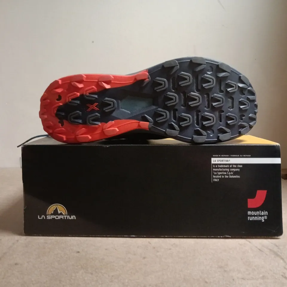 BOXED PAIR OF LA SPORTIVA MOUNTAIN RUNNING TRAINERS IN HURRICANE/DEEP SEA SIZE UK 10.5