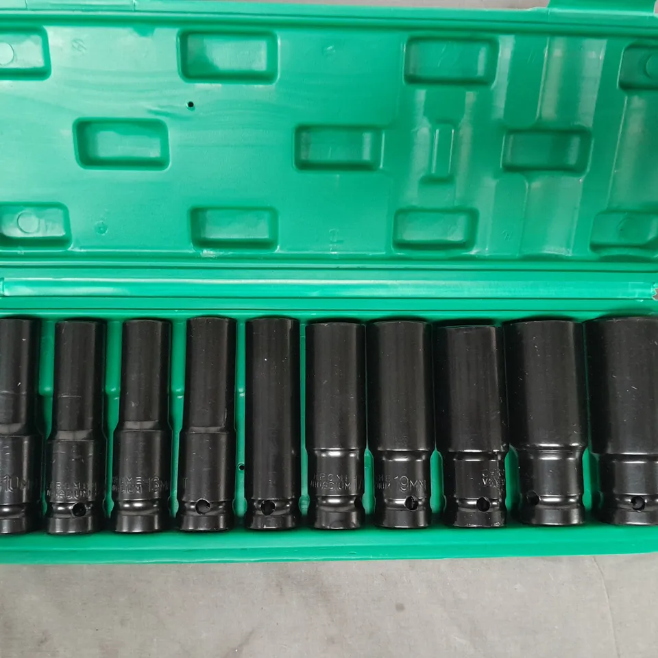 CAGE OF APPROXIMATELY 10 ASSORTED HOUSEHOLD ITEMS TO INCLUDE HYDRAULIC JACK, NAPA STEERING AND SUSPENSION SET, ETC - COLLECTION ONLY