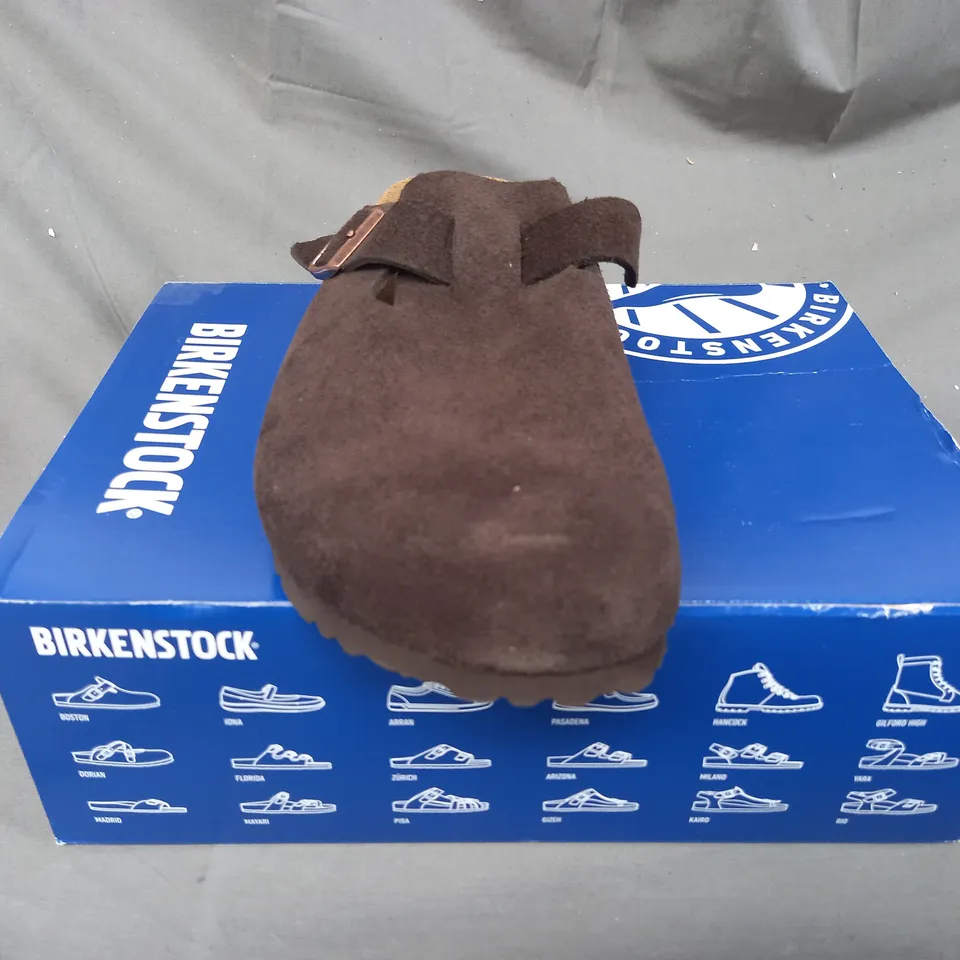 BOXED PAIR OF BIRKENSTOCK BOSTON SHOES IN MOCHA UK SIZE 10.5