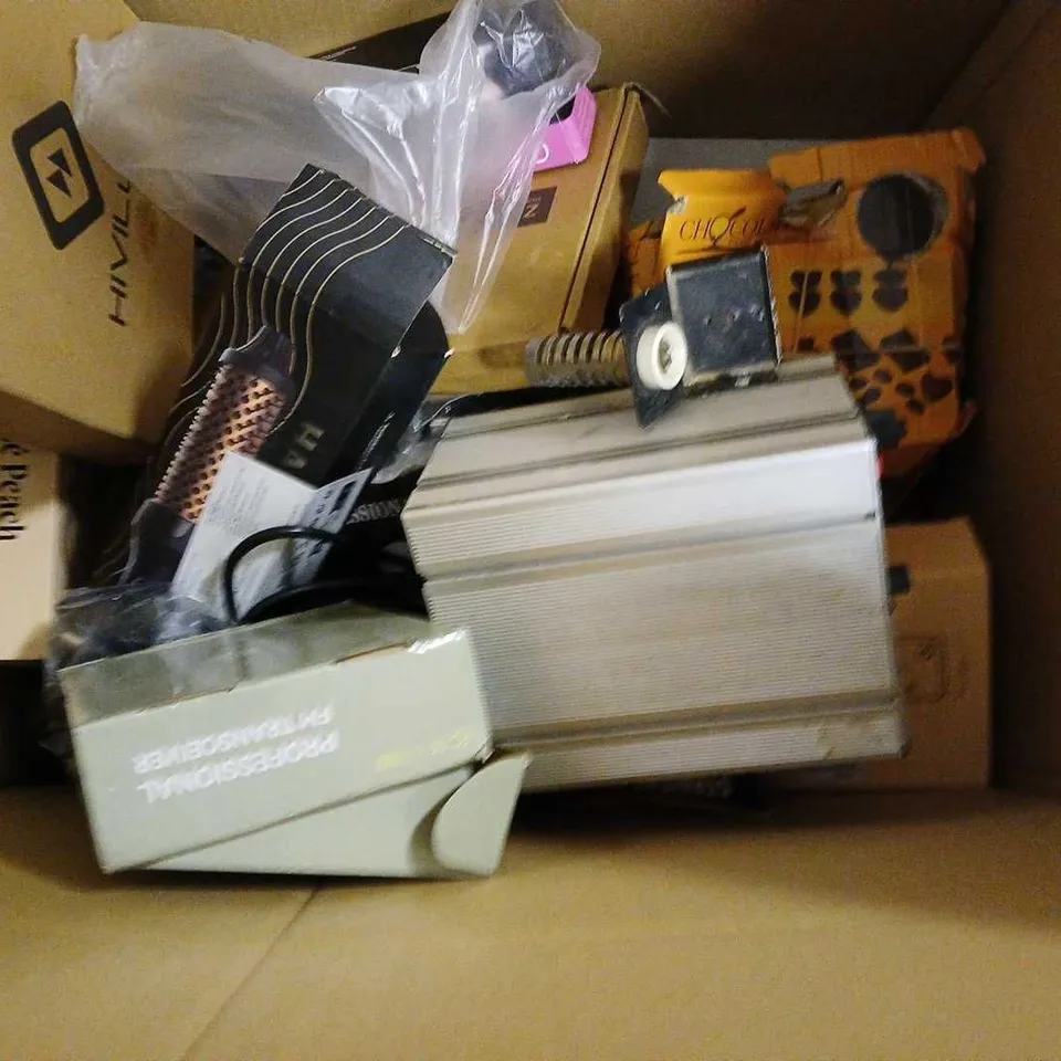 BOX OF APPROXIMATELY 12 ASSORTED ITEMS TO INCLUDE - SMART LIGHT SOUND MACHINE , LED LIGHT BAR , HIENA HAIR CLIPPER SET ETC