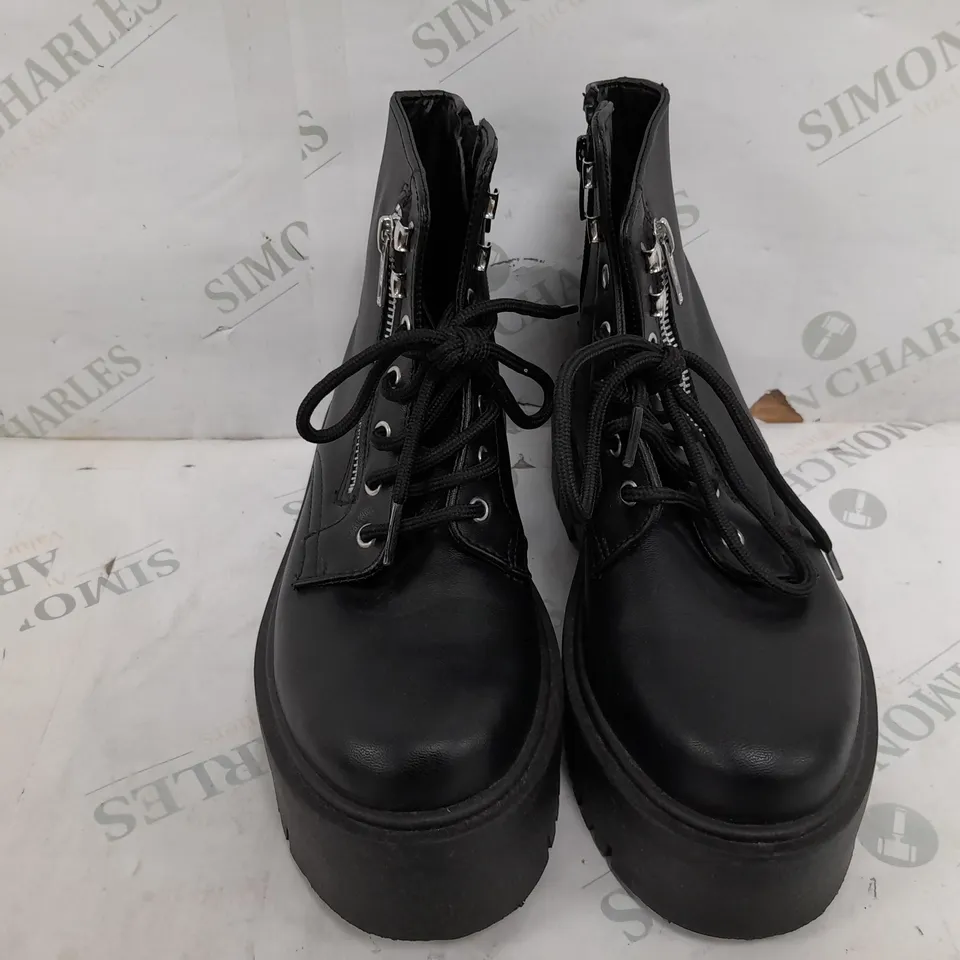 PAIR OF TOPSHOP BOOT IN BLACK - SIZE 40