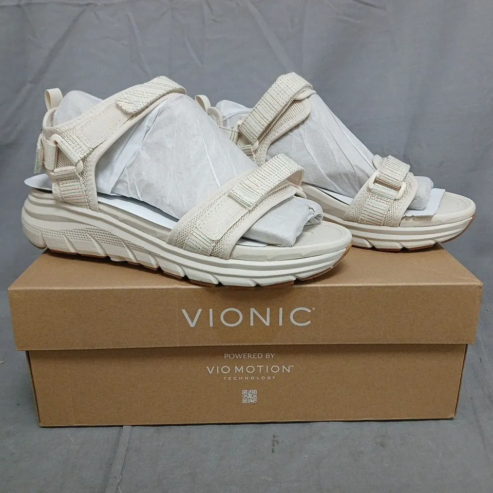 BOXED PAIR OF VIONIC WALK MAX SANDALS IN CREAM SIZE 7