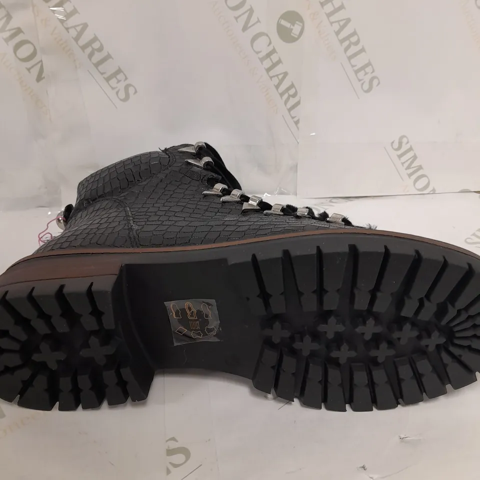 BOXED PAIR OF MODA IN PELLE CHIKKARA LACE UP CHUNKY SOLE HIKING BOOTS BLACK/CROC UK SIZE 7