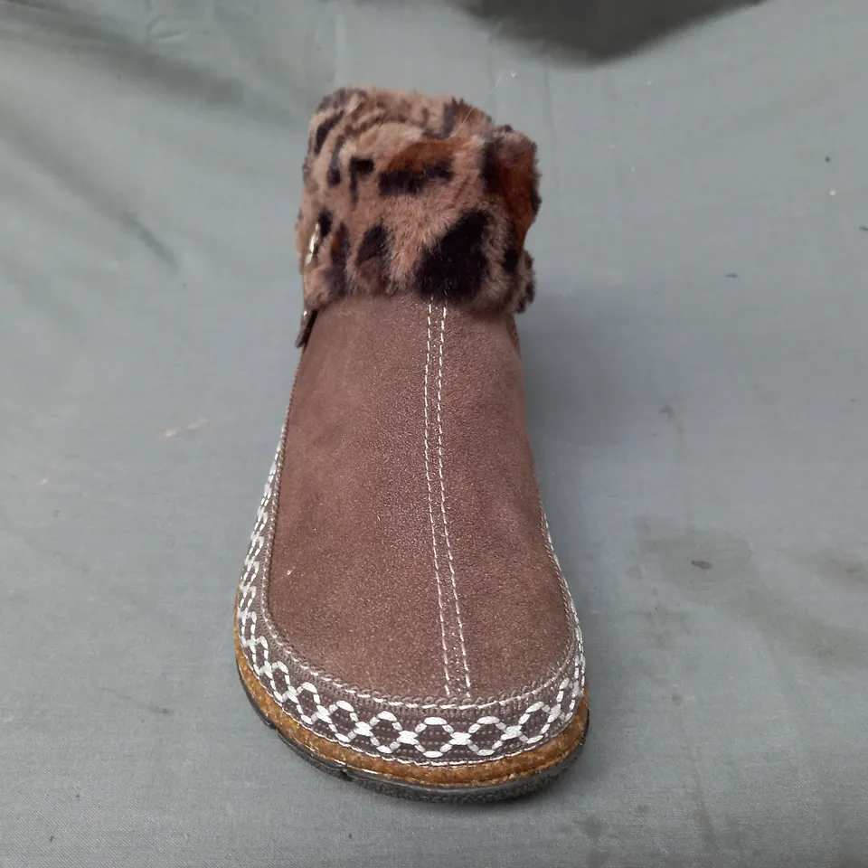 BOXED PAIR OF EARTH ORIGINS EMMALYN BOOTIES IN CHOCOLATE SIZE 5