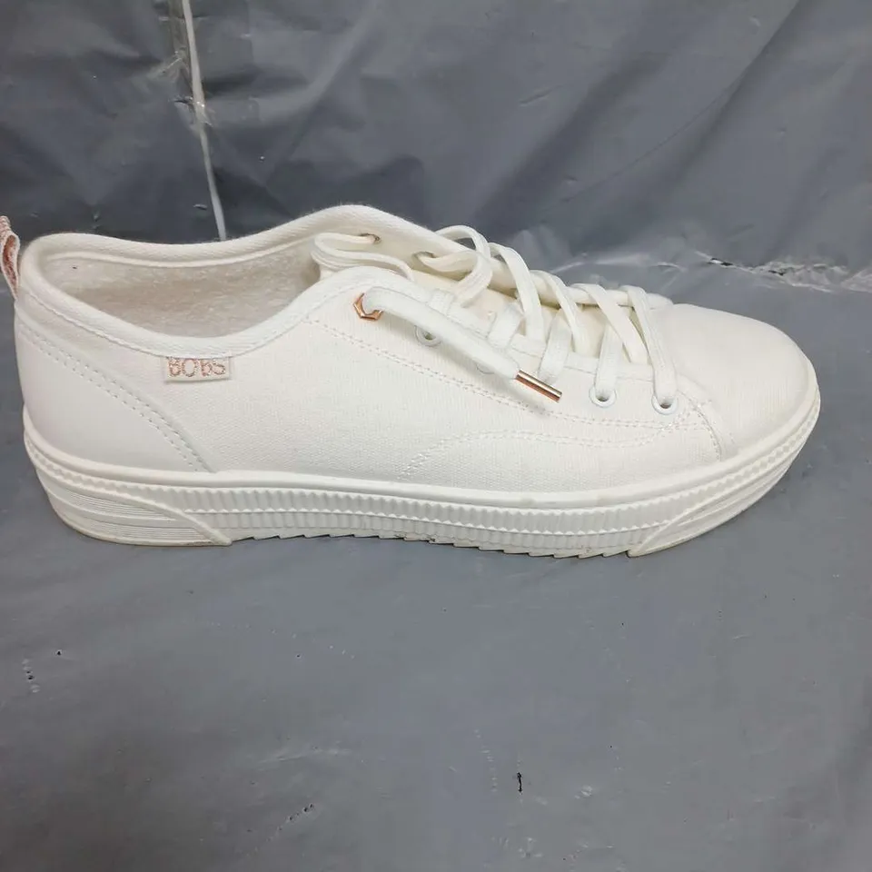 BOB'S FROM SKECHERS MEMORY FOAM PUMPS WHITE SIZE 7