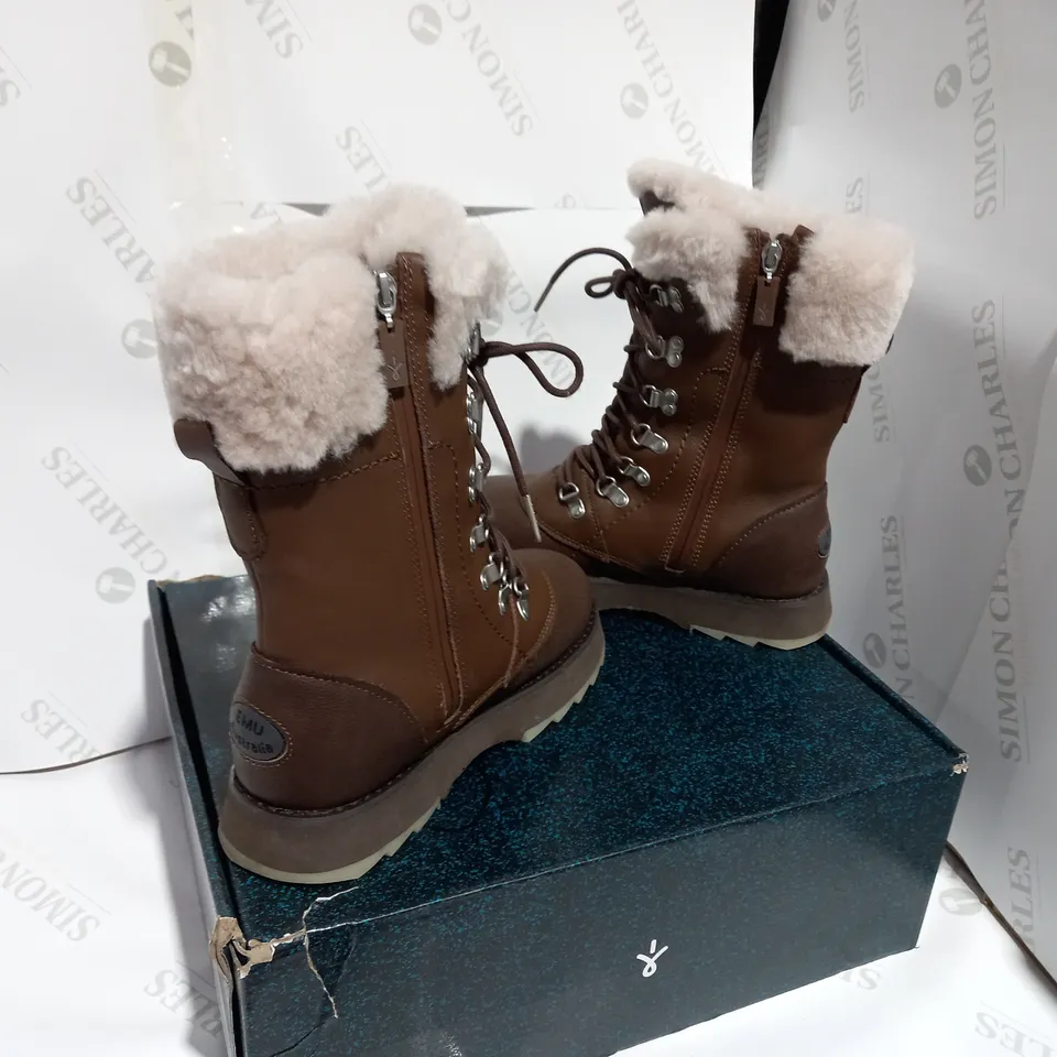 BOXED PAIR OF EMU OAK LEATHER BOOTS - SIZE 5