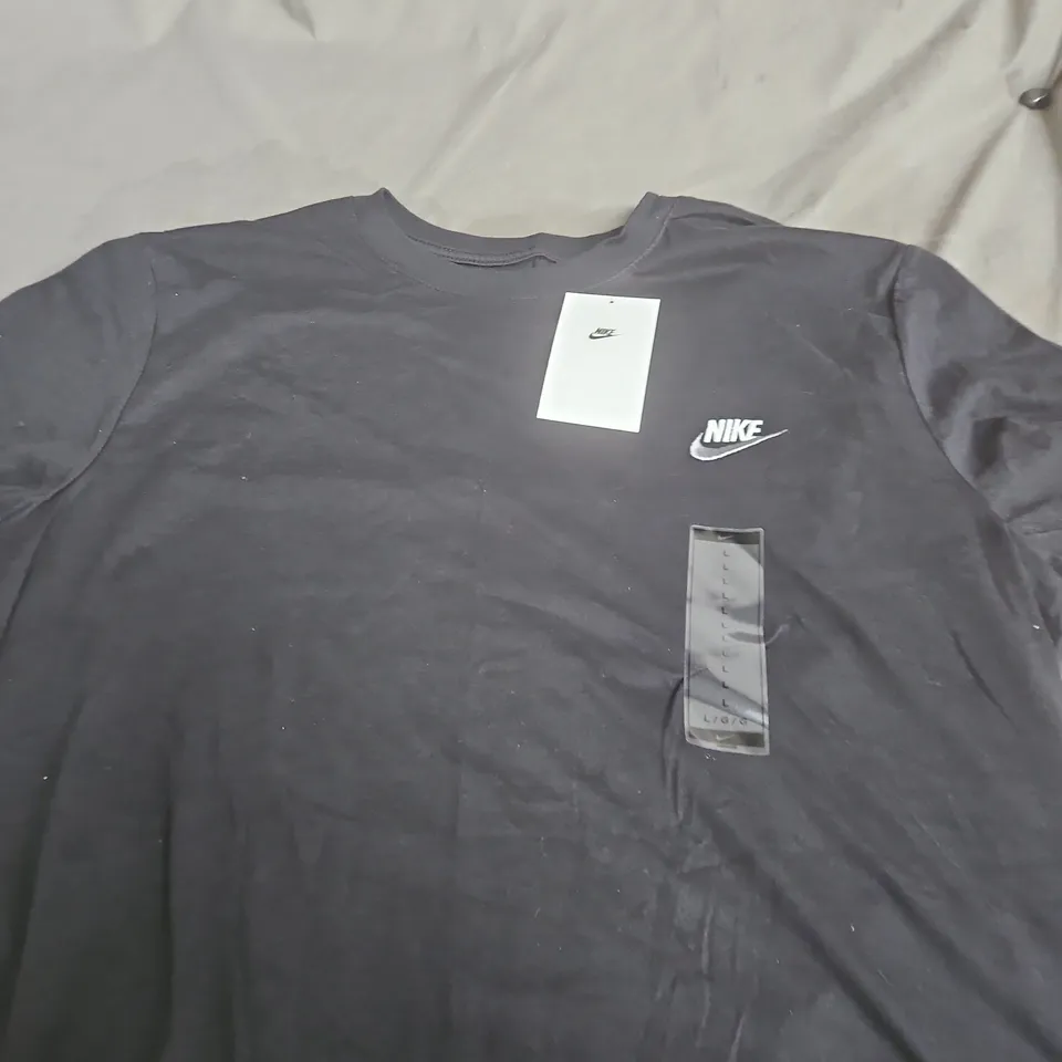NIKE BLACK T-SHIRT WITH SWOOSH LOGO – TAGS ATTACHED SIZE L