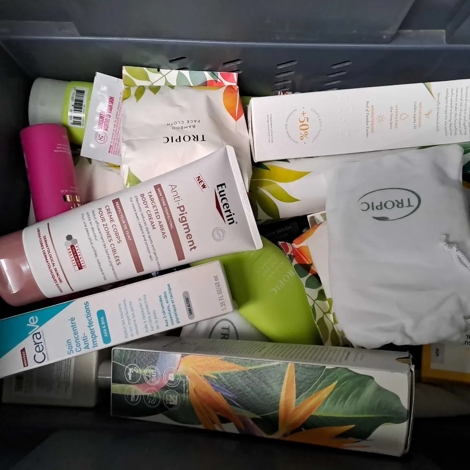 APPROXIMATELY 20 ASSORTED COSMETIC PRODUCTS TO INCLUDE DOVE EXFOLIATING BODY SCRUB, TROPIC BODY WASH AND KOJIE SAN SOAP