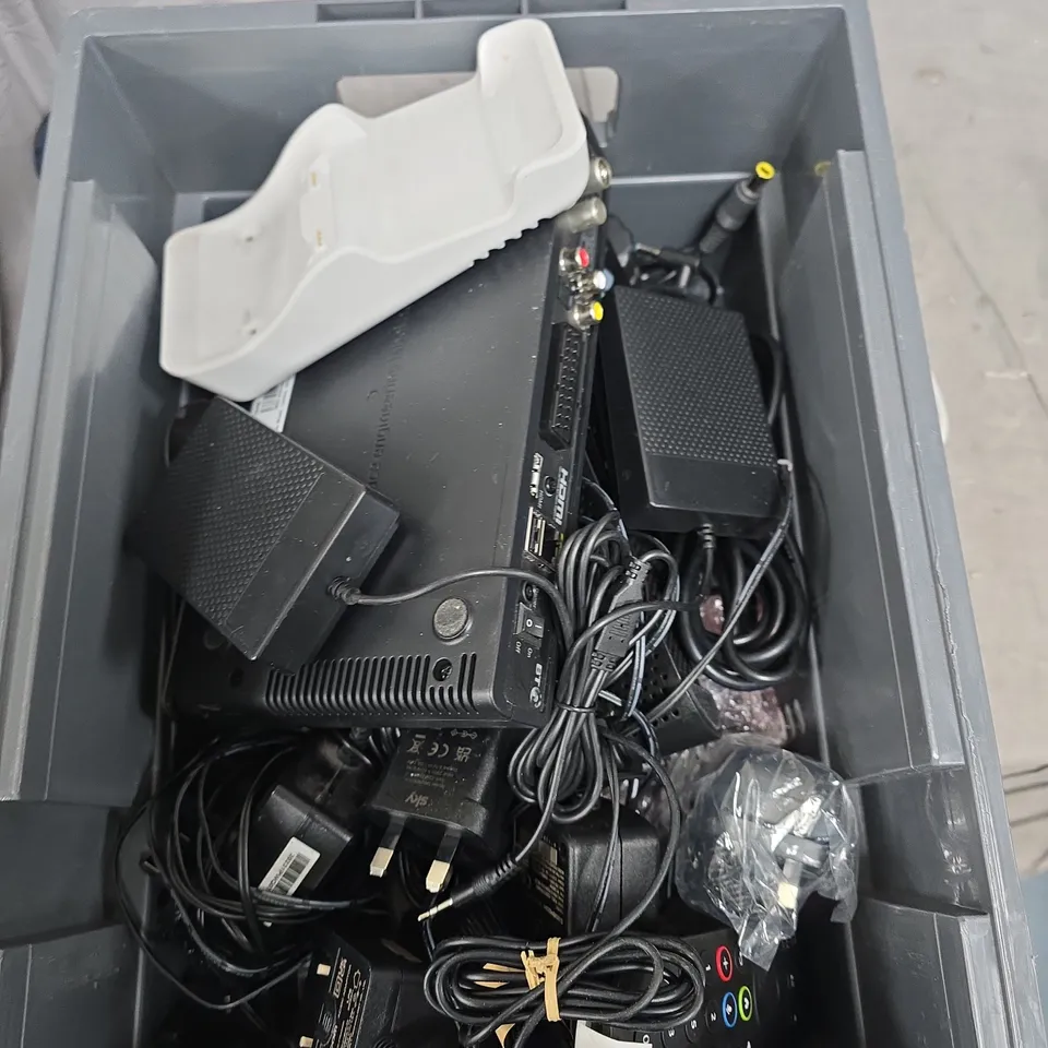 TOTE OF APPROXIMATELY 15 ASSORTED ITEMS TO INCLUDE: FAST CHARGER STATION AND WALKIE TALKIE 