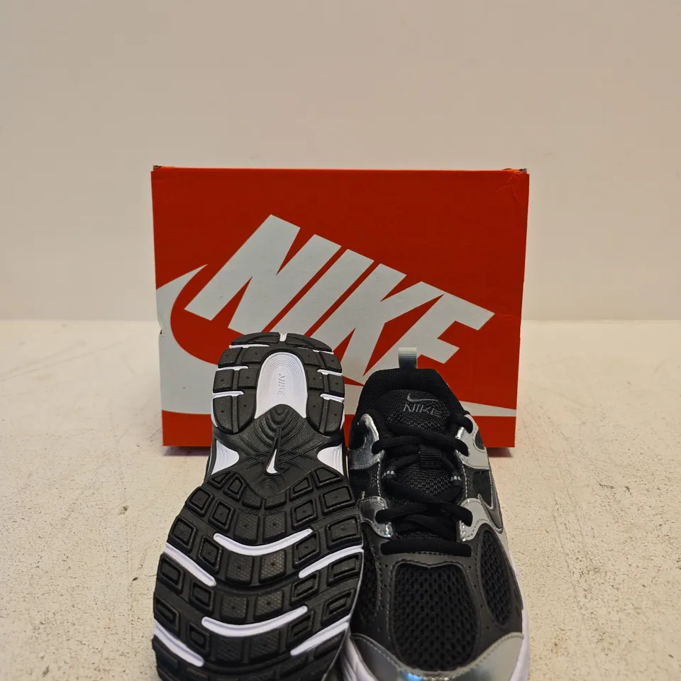NIKE V5 RNR LACE (PS) KIDS' TRAINERS – BLACK WITH SILVER, BOXED SIZE 1