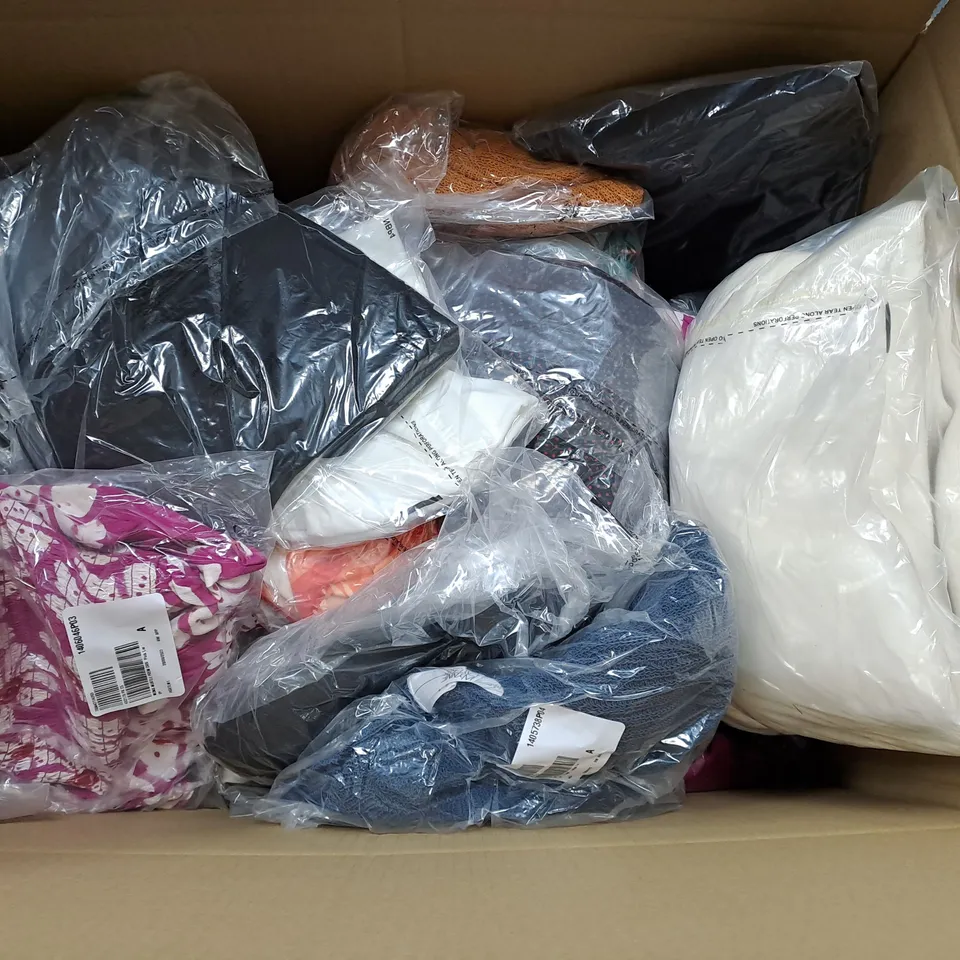 BOX OF APPROX 25 ASSORTED CLOTHING ITEMS TO INCLUDE - WYNNE LAYERS - ELITE STUFF - MONSOON 