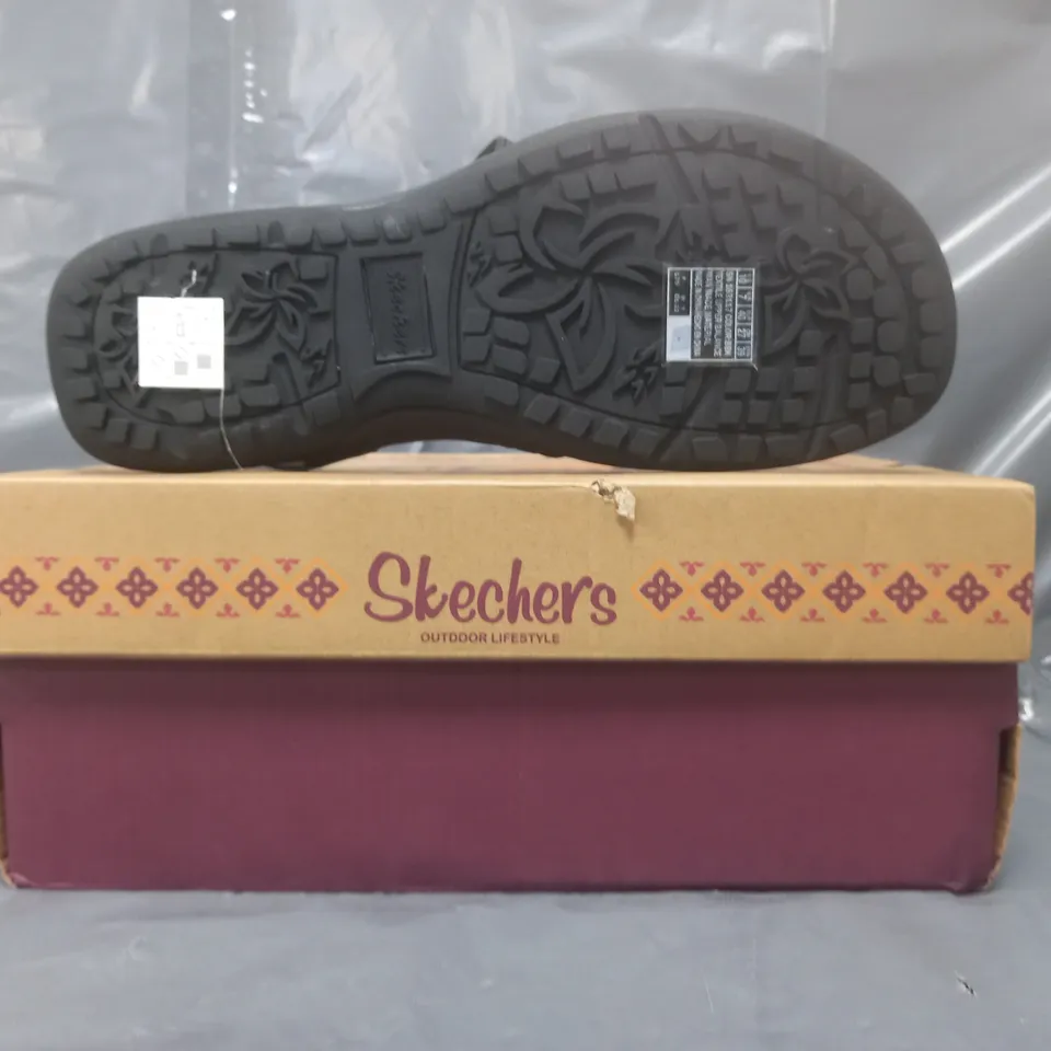 BOXED PAIR OF SKECHERS REGGAE SANDALS IN BLACK SIZER 7
