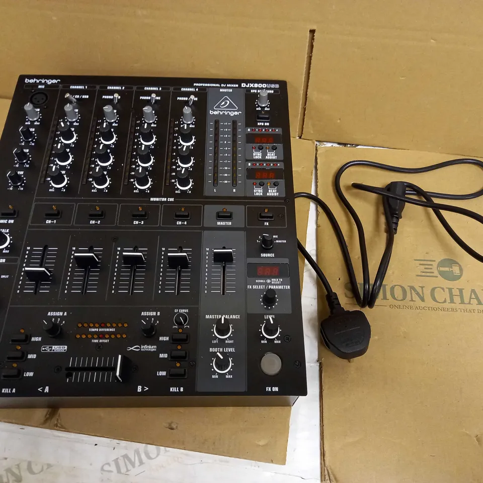 BEHRINGER PRO MIXER DJX900USB 