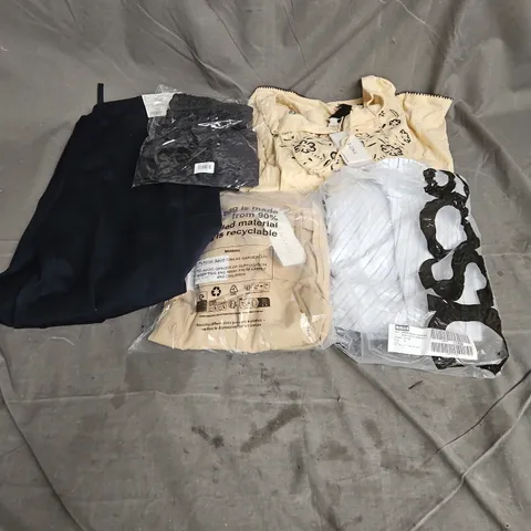 BOX OF APPROXIMATELY 20 ASSORTED CLOTHING ITEMS TO INCLUDE TROUSERS, TOPS, SHIRT, ETC