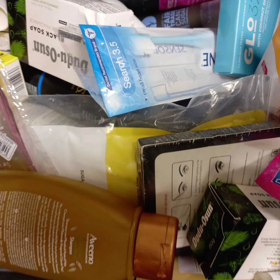 LOT OF APPROXIMATELY 20 ASSORTED HEALTH & BEAUTY ITEMS, TO INCLUDE FACE MASK, TANNING MITT, BIO-OIL, ETC