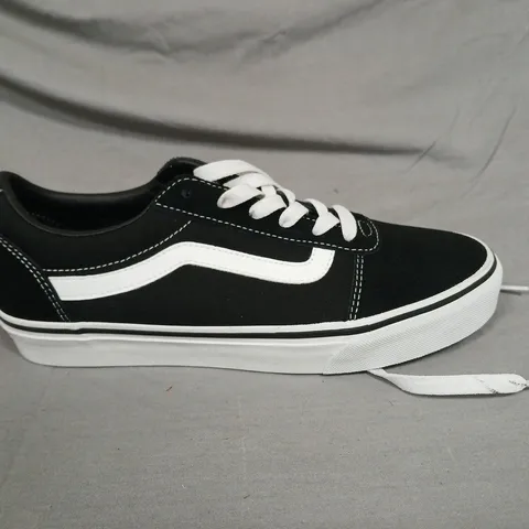 VANS OLD SKOOL SNEAKERS IN BLACK & WHITE - UK 7