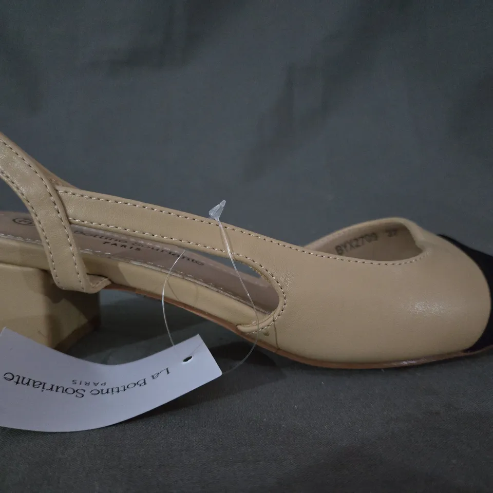 BOXED PAIR OF LA BOTTINE SOURIANTE CLOSED TOE LOW BLOCK HEEL SANDALS IN CAMEL/BLACK EU SIZE 37