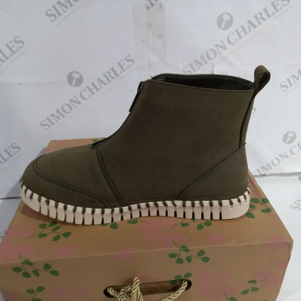 BOXED PAIR OF ILSE JACOBSEN SHES SIZE 38