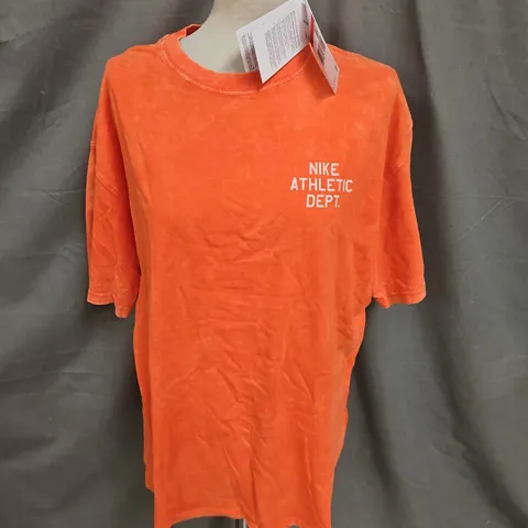 NIKE TRAINING GYM CULTURE GRAPHIC TSHIRT IN RED/ORANGE SIZE L