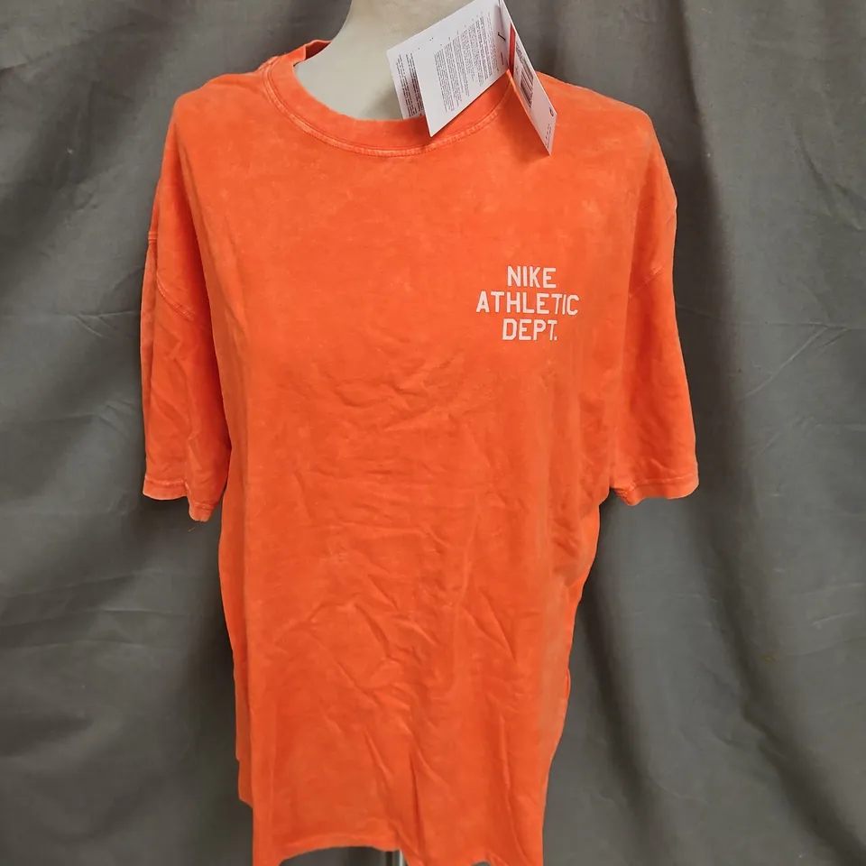 NIKE TRAINING GYM CULTURE GRAPHIC TSHIRT IN RED/ORANGE SIZE L