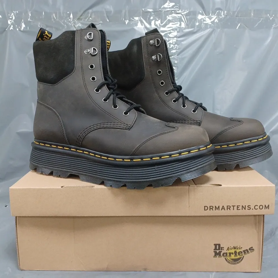 BOXED PAIR OF DR MARTENS ZEBZAG BOOTS IN BLACK/CHARCOAL SIZE UK 11