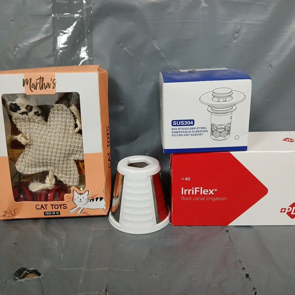 APPROXIMATELY 10 ASSORTED ITEMS TO INCLUDE - CAT TOYS, SLICER , FILTER NET BASKET  ETC