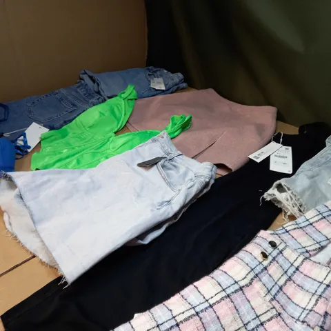 LOT OF APPROX 25 ASSORTED CLOTHING ITEMS VARYING IN SIZE/COLOUR/STYLE TO INCLUDE: TROUSERS, TOPS, DRESSES