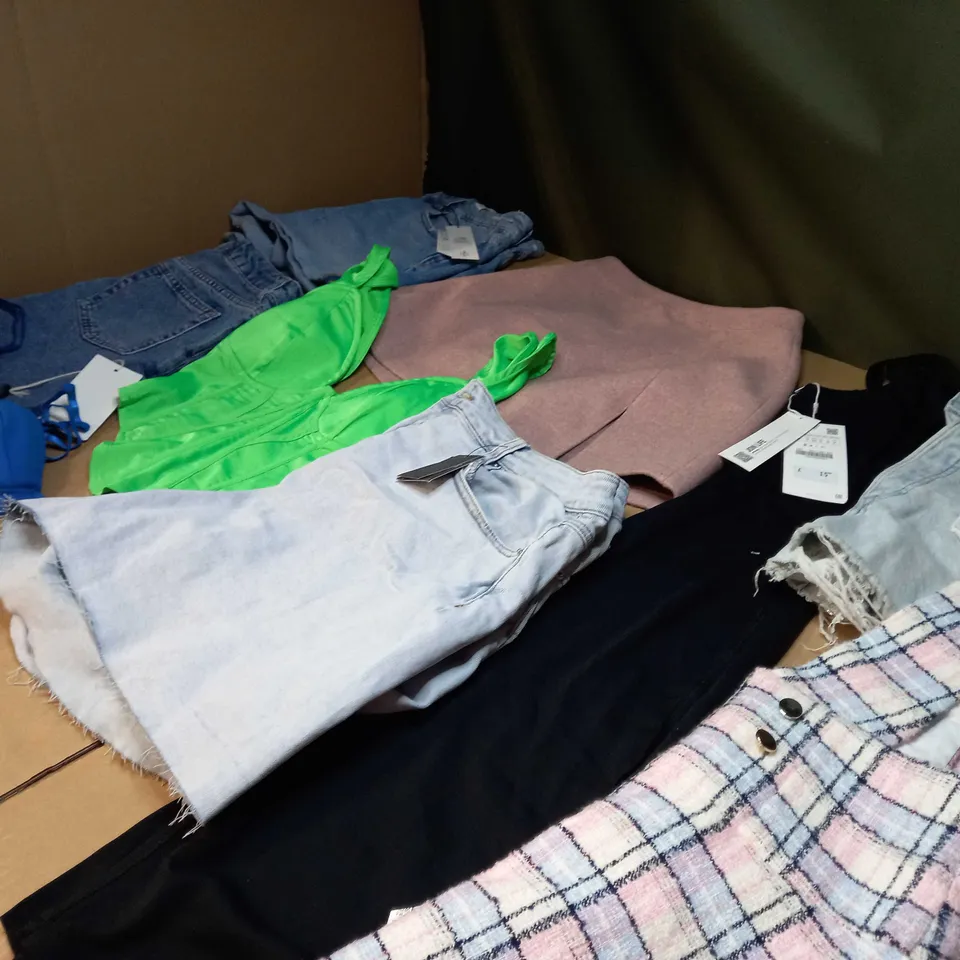 LOT OF APPROX 25 ASSORTED CLOTHING ITEMS VARYING IN SIZE/COLOUR/STYLE TO INCLUDE: TROUSERS, TOPS, DRESSES