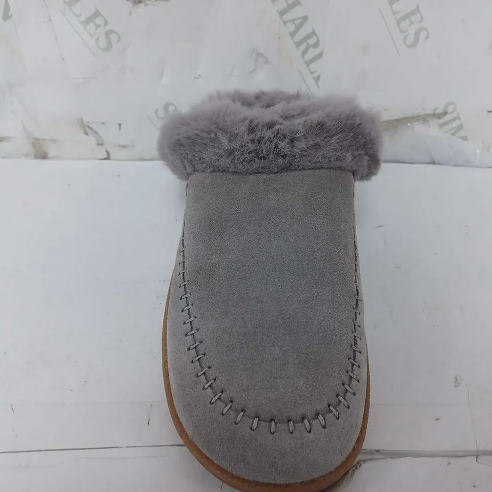 CLARKS HOME SLIPPERS IN GREY SUEDE - SIZE 5