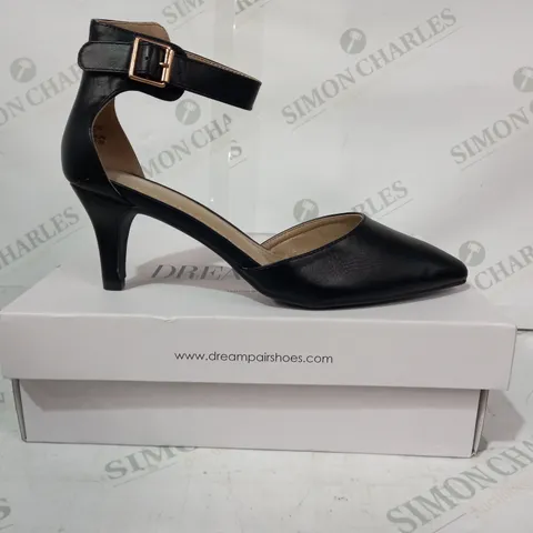 BOXED PAIR OF DREAM PARIS LOW HEEL POINTED TOE SHOES IN BLACK SIZE 8