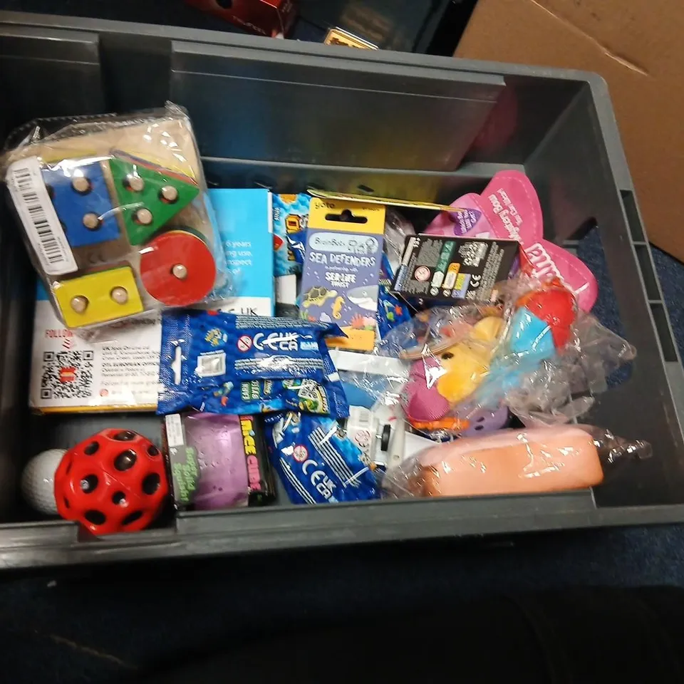 LARGE QUANTITY OF ASSORTED TOYS AND ACCESSORIES TO INCLUDE; BRUYNZEEL FINELINERS, BRAIN BOTS SEA DEFENDERS, MARBLES, LOVE DIANA MYSTERY BOW AND FINGER SK8 TEAM