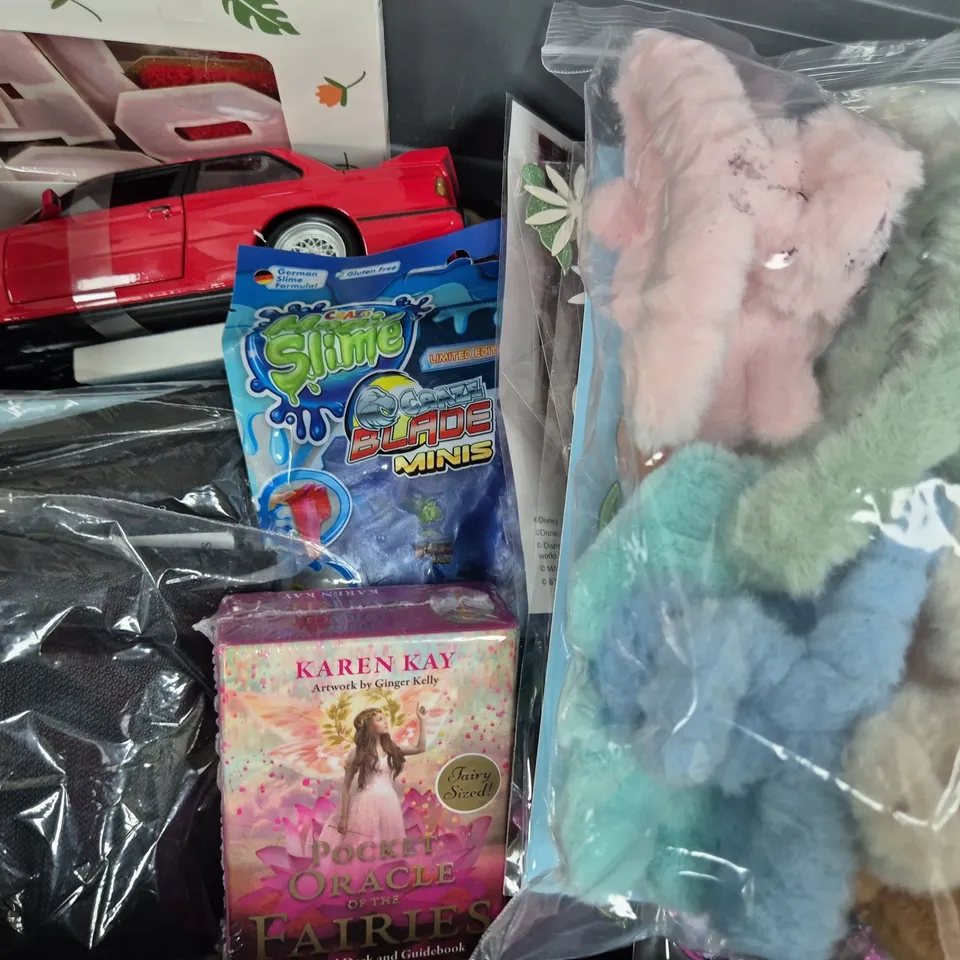 APPROXIMATELY 10 ASSORTED TOYS AND GAMES TO INCLUDE WILD ANIMALS SNAP, STRETCHY LEGENDS MINIS, ETC