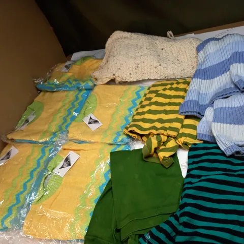 LOT OF APPROX 10 ASSORTED CLOTHING ITEMS IN VARIOUS SIZES