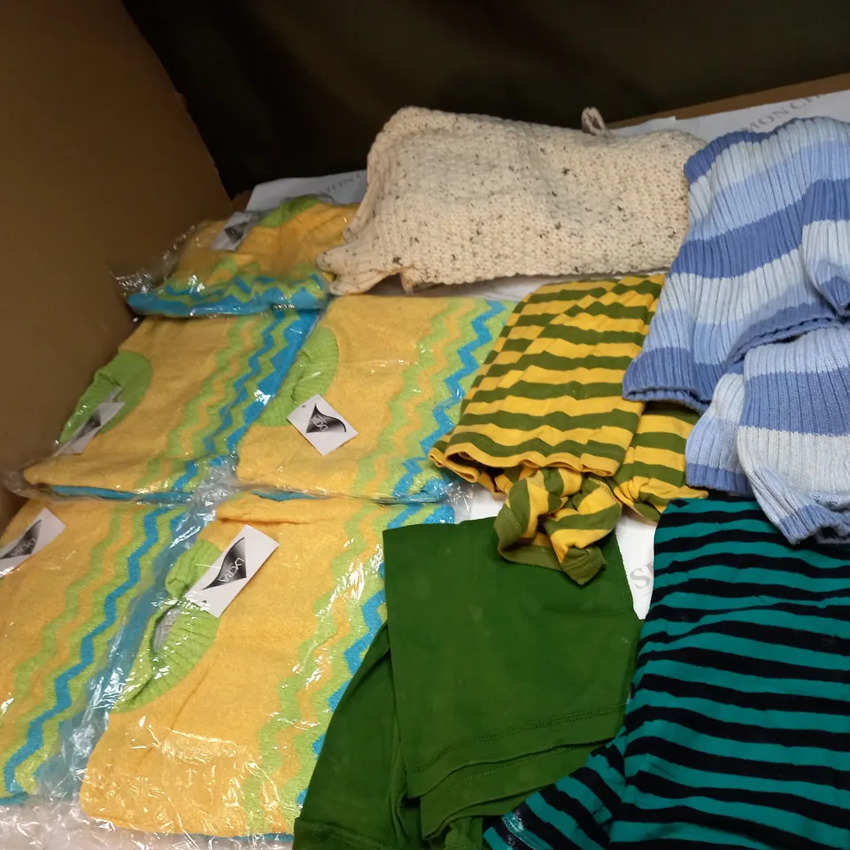 LOT OF APPROX 10 ASSORTED CLOTHING ITEMS IN VARIOUS SIZES