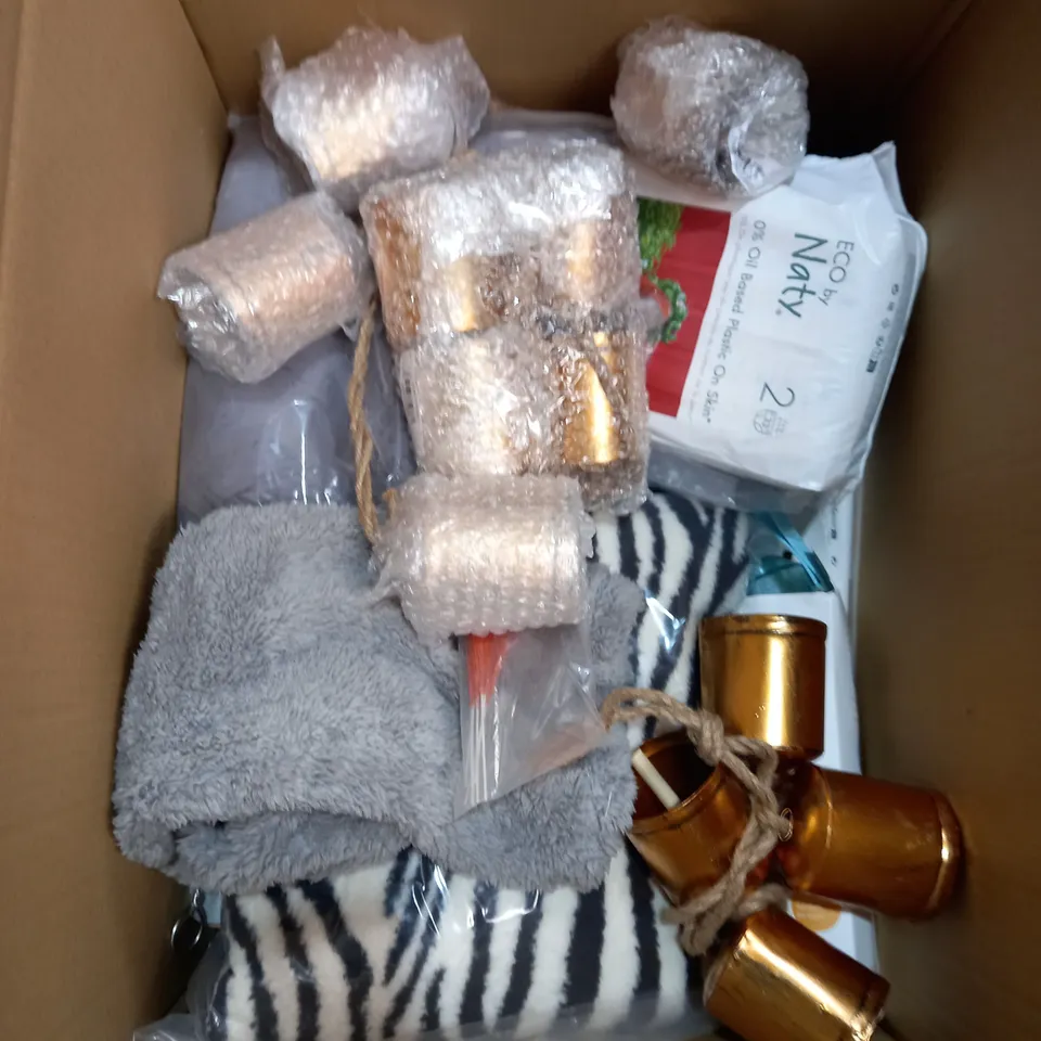 BOX OF APPROXIMATELY 15 ASSORTED ITEMS TO INCLUDE MICROFIBRE BATH MAT, LAMPSHADE, INCENSE ETC 