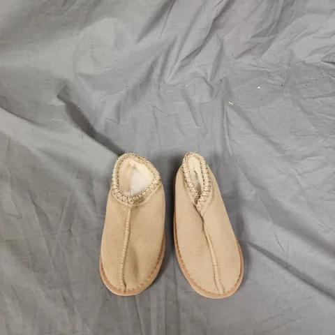 BOX OF APPROXIMATELY 15-25 PAIRS OF SHOES INCLUDING, CREAM SLIPPERS, BLACK SMART SHOES X2