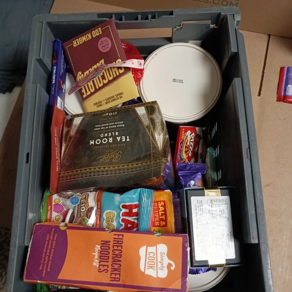 APPROXIMATELY 12 ASSORTED FOOD AND DRINKS ITEMS TO INCLUDE - WOOLF'S KITCHEN PINEAPPLE SWEET CHILLI SAUCE, MILKA DIAM BAR, CUCUMBER & MINT KOMBUCHA ETC