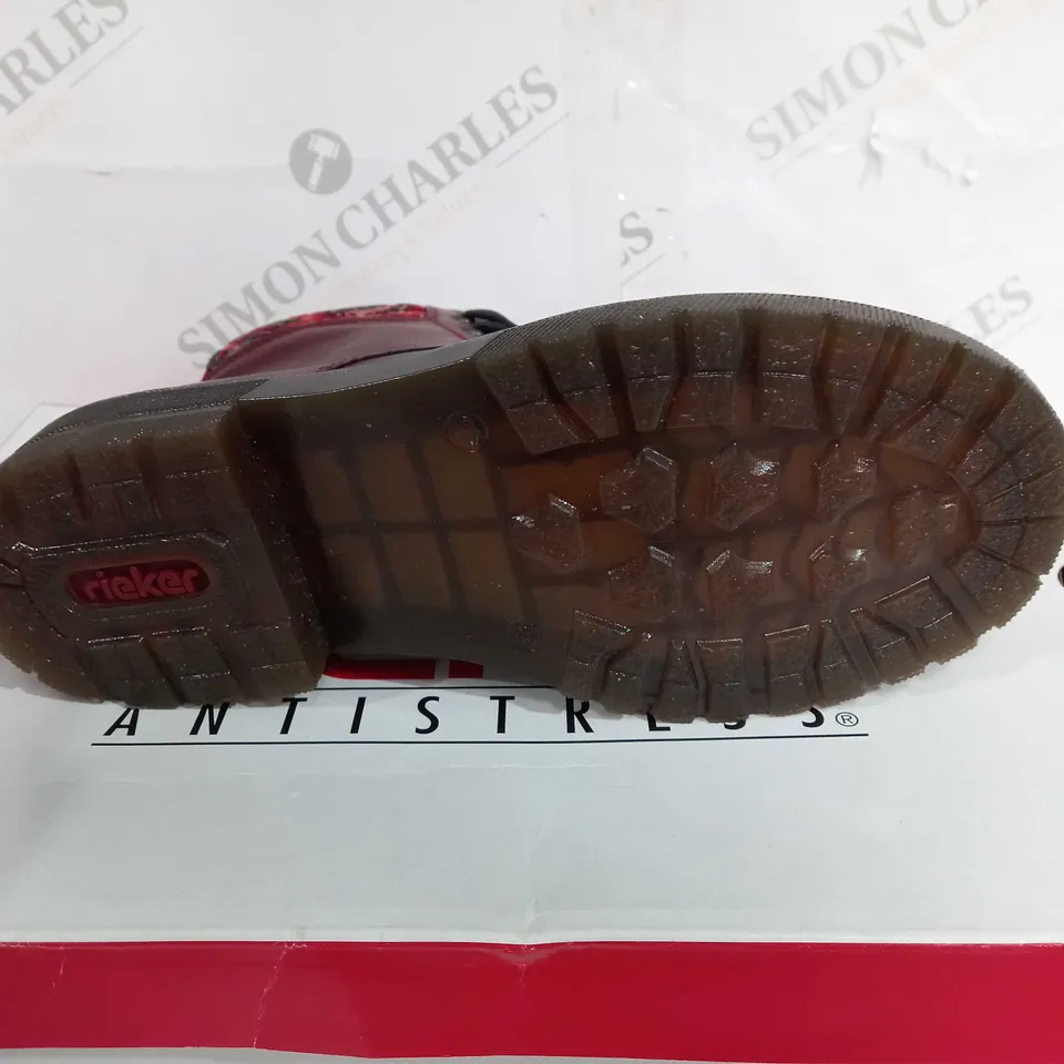 BOXED PAIR OF RIEKER RED INTEREST COLOUR BOOT SIZE 6 