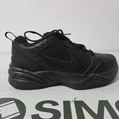 NIKE BLACK SNEAKER WITH SWOOSH – SIZE 6 