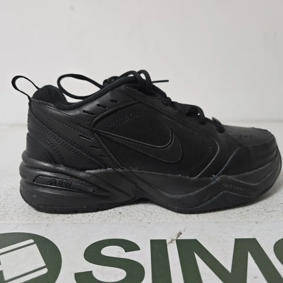 NIKE BLACK SNEAKER WITH SWOOSH – SIZE 6