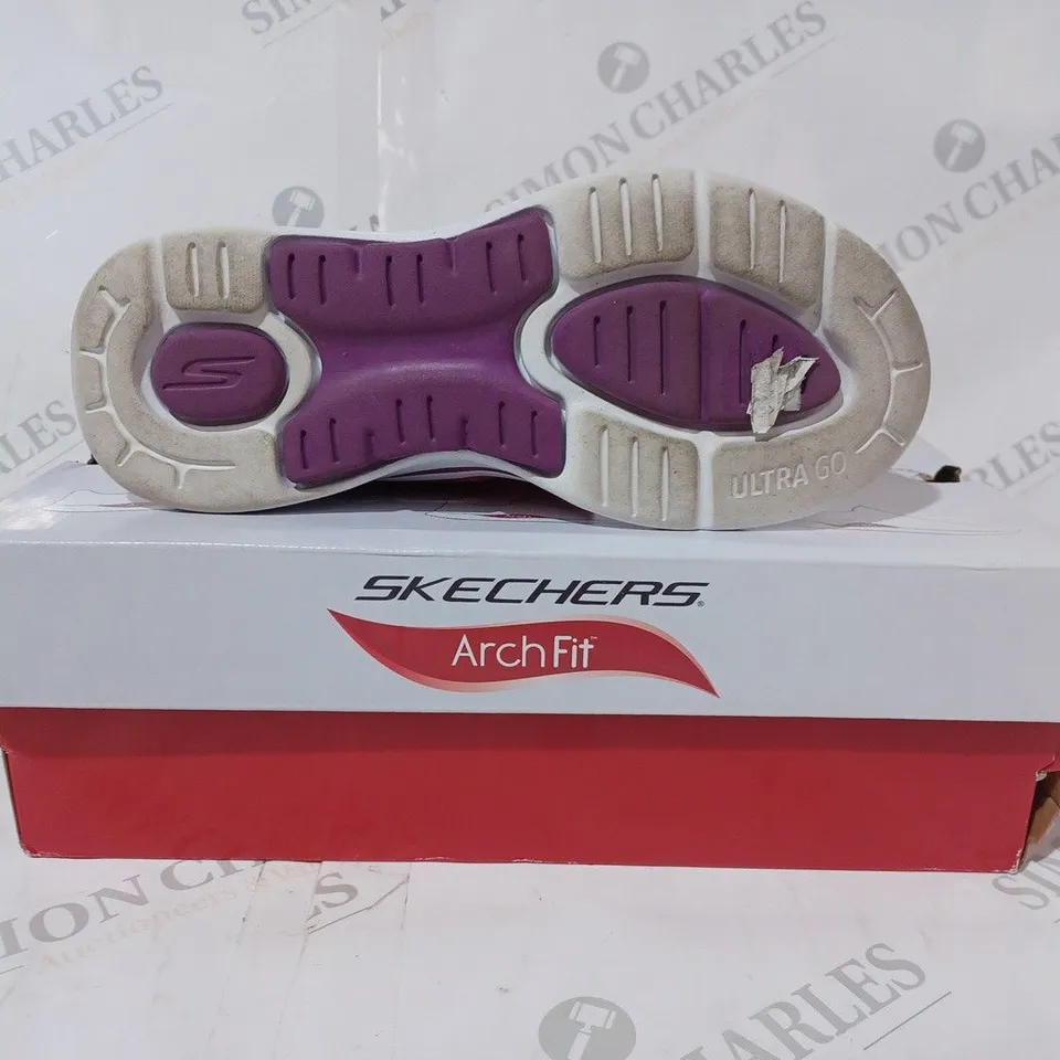 BOXED PAIR OR SKECHERS GO WALK GLEE TRAINERS IN PINK SIZE 4