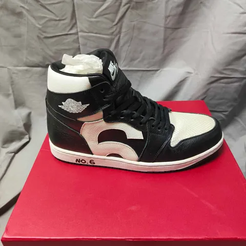 NIKE AIR TRAINERS IN BLACK/WHITE - 12