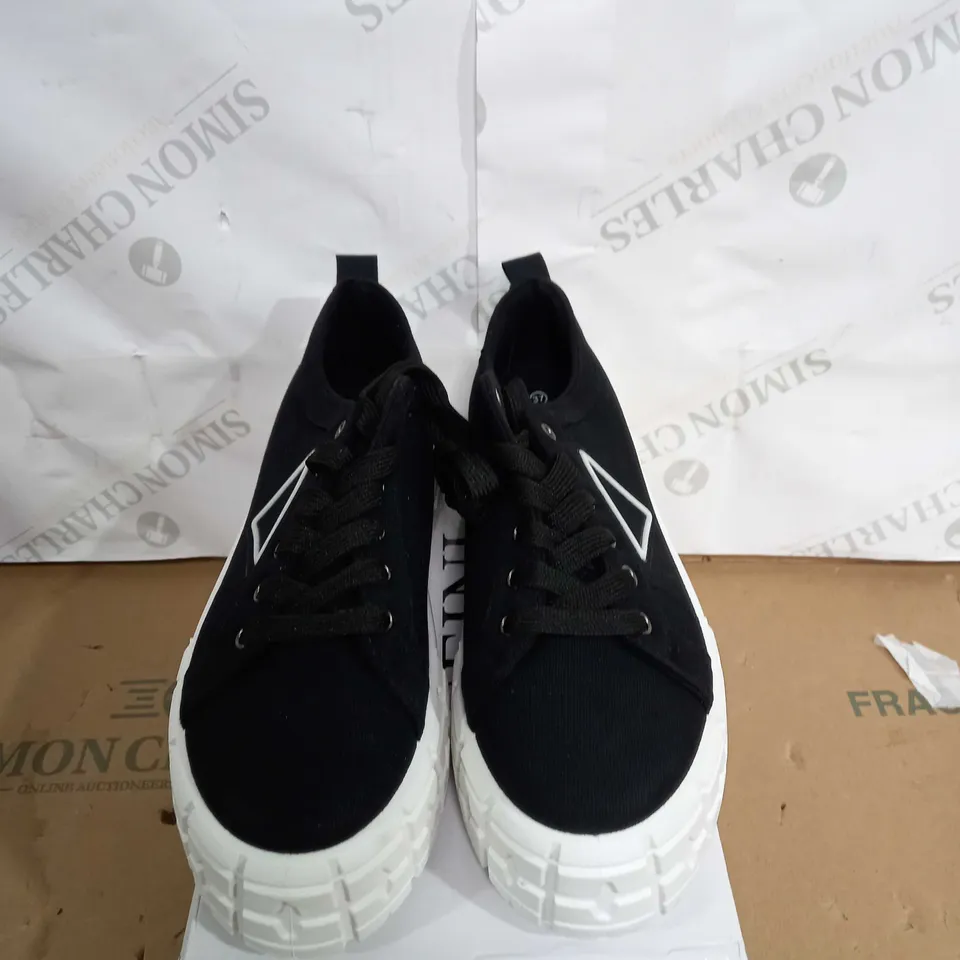 BOXED PAIR OF JEEINI STYLED TRAINERS WHUNKY SOLE SIZE 37ITH C