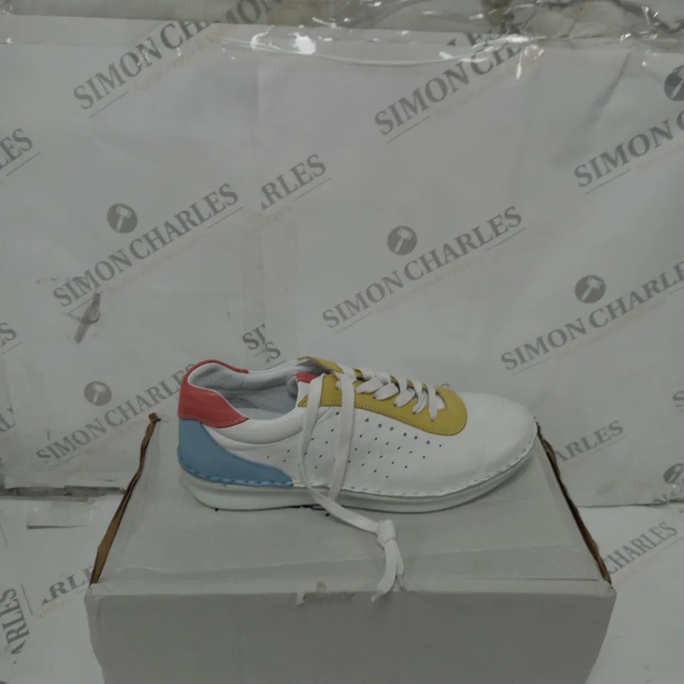 BOXED PAIR OF ADESSO EMILY LEATHER TRAINERS IN WHITE/MULTICOLOUR SIZE 8