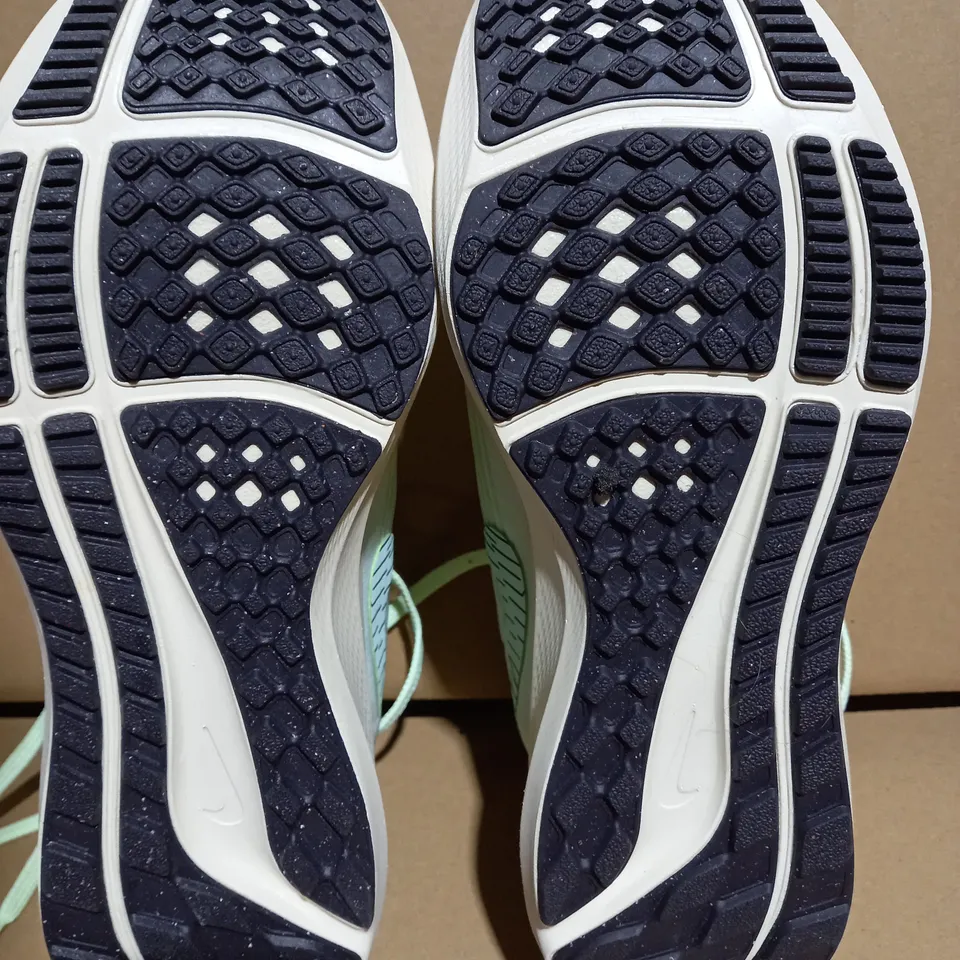 NIKE DH4072-301 AIR ZOOM PEGASUS 39 WOMENS TRAINER - SIZE 5.5