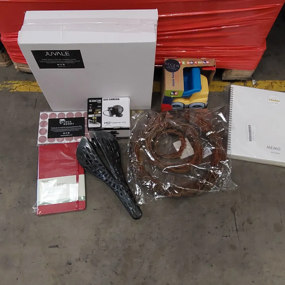 PALLET OF ASSORTED ITEMS INCLUDING: BIKE SEAT, GLASS CANDLE HOLDERS, SLR CAMERA, TOY TRUCK, STICKY DOTS, 2022 DIARY, NOTEPAD, WREATH 