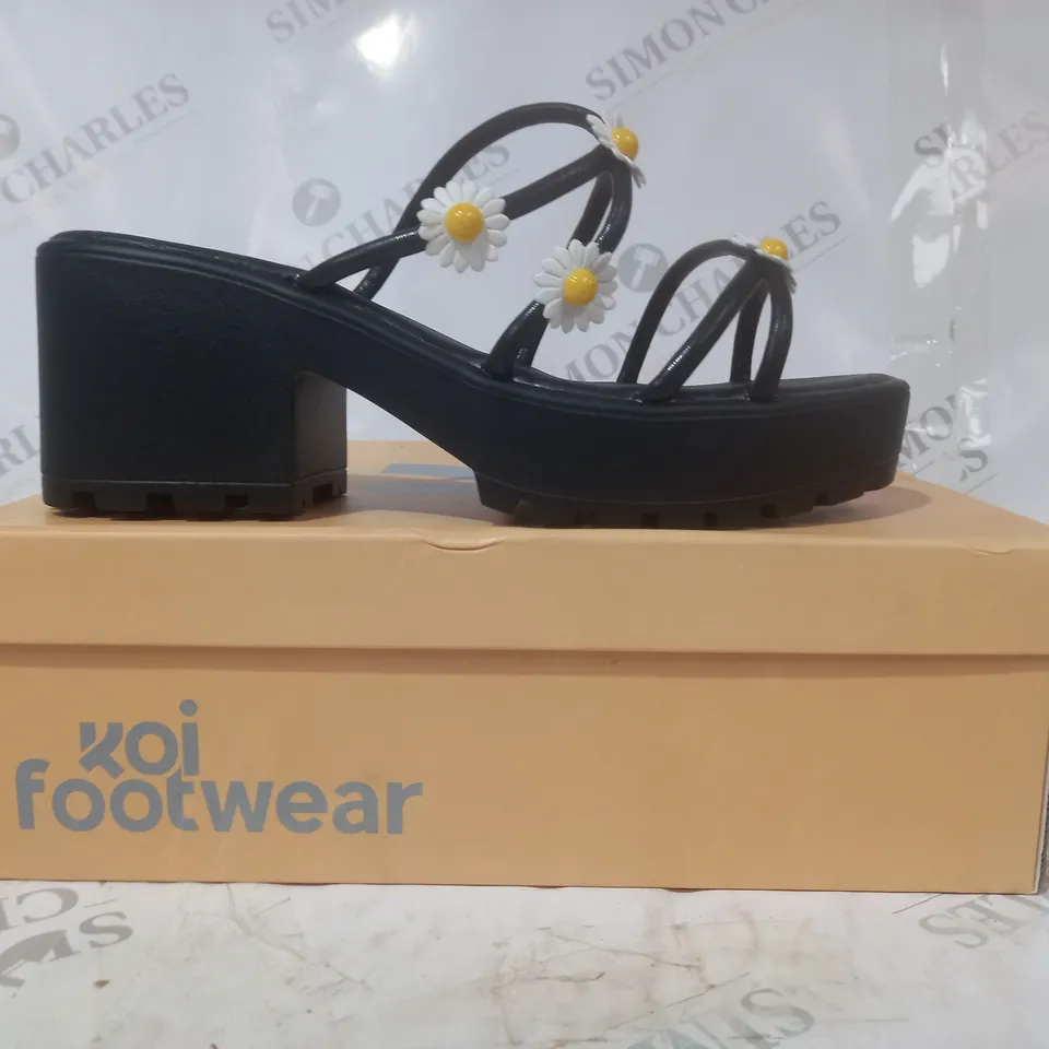 BRAND NEW BOXED PAIR OF KOI VEGAN LEATHER BLOOMING DAISY OASIS STRAPPY SLIDERS IN BLACK UK SIZE 5