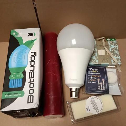 APPROXIMATELY 12 ASSORTED HOUSEHOLD ITEMS TO INCLUDE BOOTBUDDY, MINI CANDLES, ENERGIZER LARGE BULB, ETC - COLLECTION ONLY